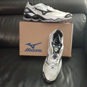 Mizuno Men's White and Black Athletic Shoes